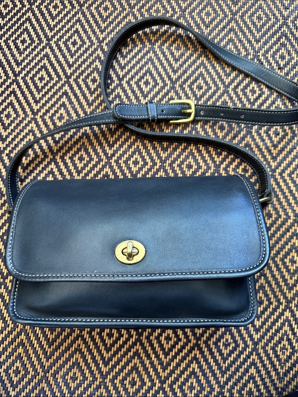 Vintage coach compartment bag 9850 black with contrast white top stitching